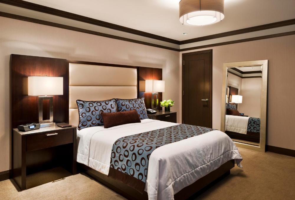 Queen Room with Balcony interior